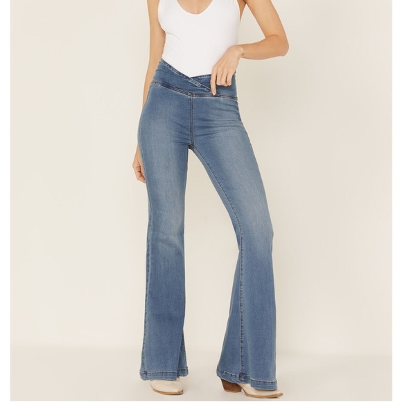 NWT Free People Venice Beach Flare Medium Wash Jeans 32 - Picture 1 of 13